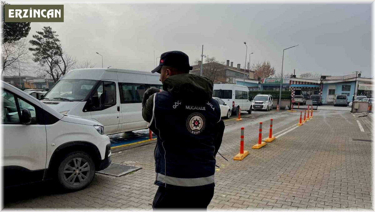 Gümrük mühürlü tırın dorsesinde 49 düzensiz göçmen yakalandı