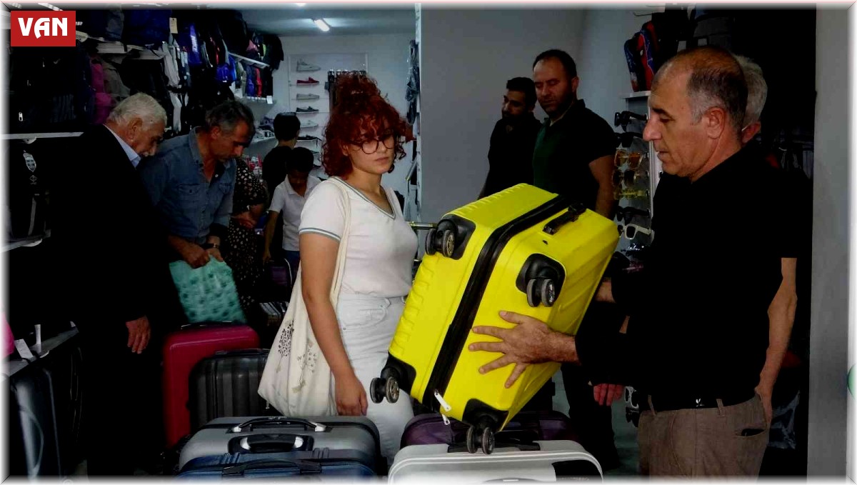 Gümrükte unutulan valizler Van'da satışa sunuldu