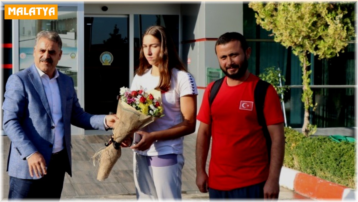 Gümüş madalya kazanan yüzücülere çiçekli karşılama