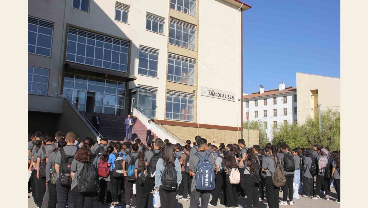 Gün, Iğdır Anadolu Lisesi'ni ziyaret etti