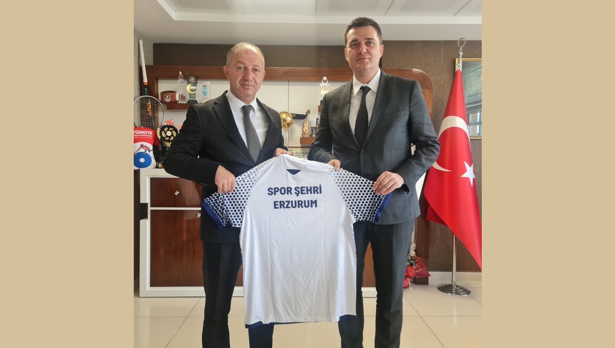 Günaydın'a forma hediye etti