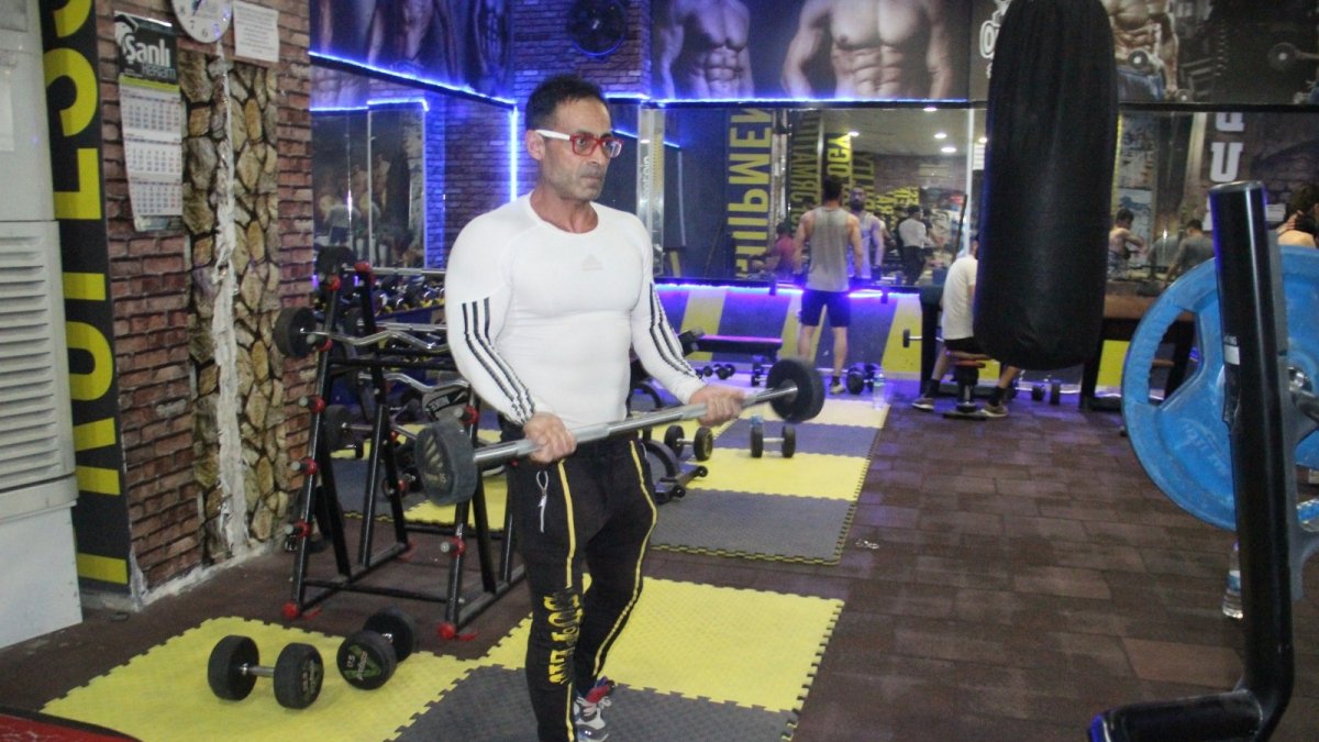 Gündüz boya badana, gece spor yaparak vücut geliştirme şampiyonu oldu