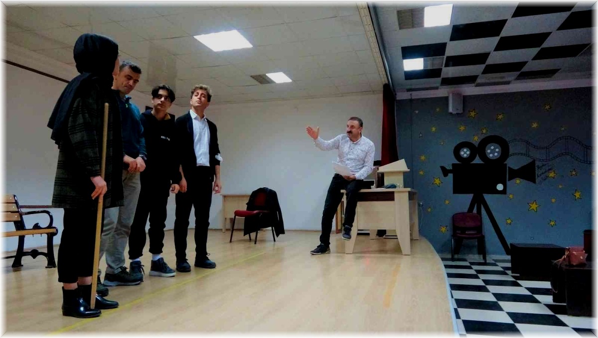 Gündüz öğretmen, gece yönetmen