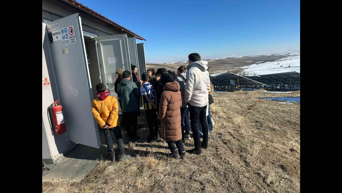 Güneş enerji santralinde fen bilimleri dersi