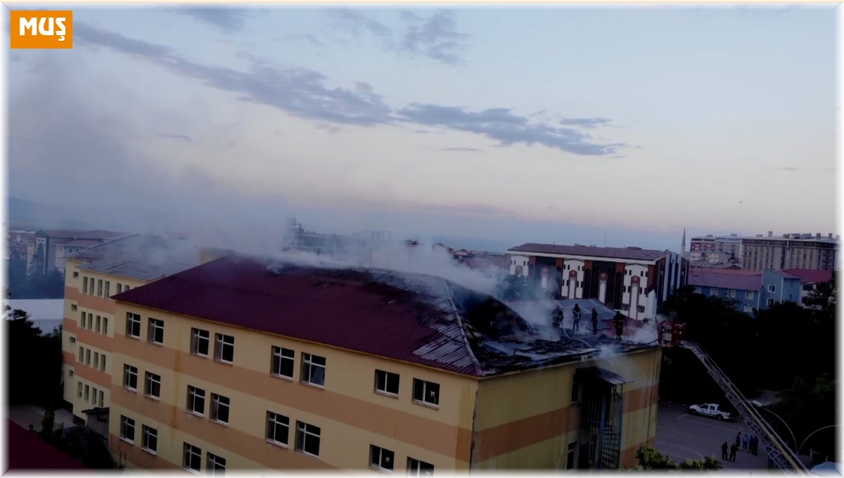 Güneş panellerinden kendi elektriğini üreten okulun çatısında yangın çıktı