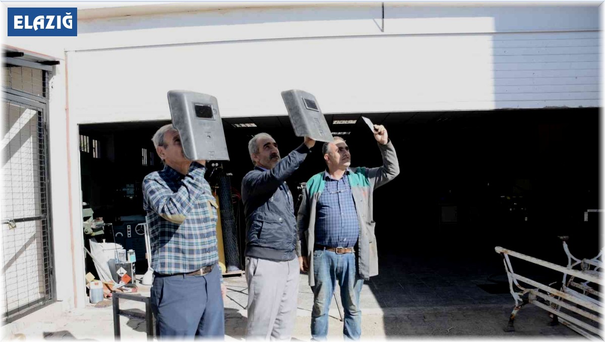 Güneş tutulmasını kaynak camı ile izlediler