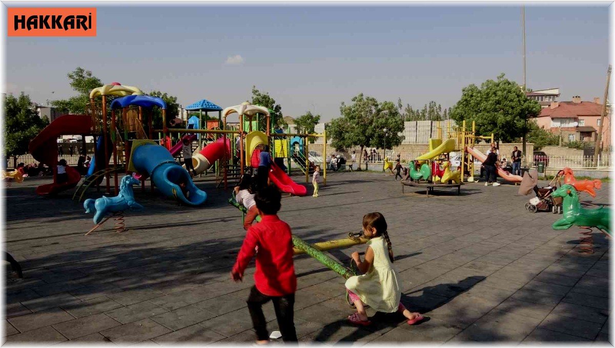 Güneşli havayı fırsat bilen Yüksekovalılar parklara akın etti