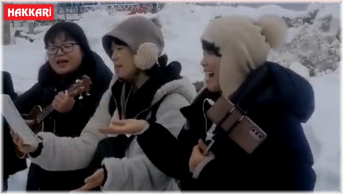 Güney Koreli turistler kar temizliği öncesi Karayolları ekiplerine şarkı söyledi