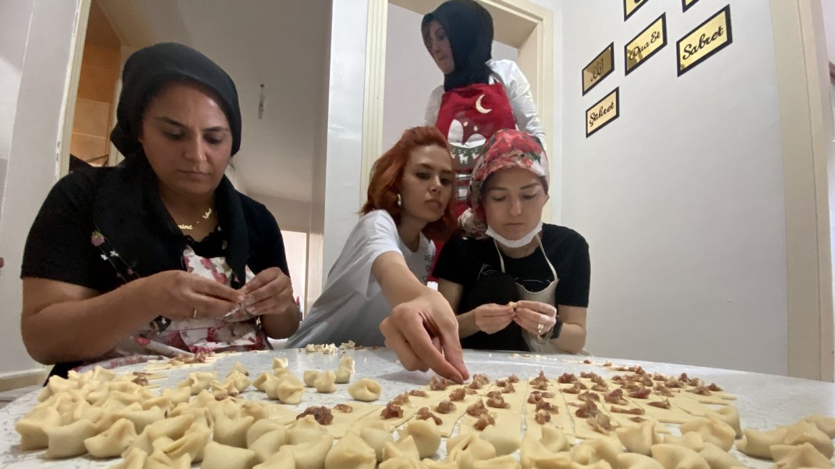 Gurbette tanışan 'bacılar' el emekleriyle lezzet dağıtıyor