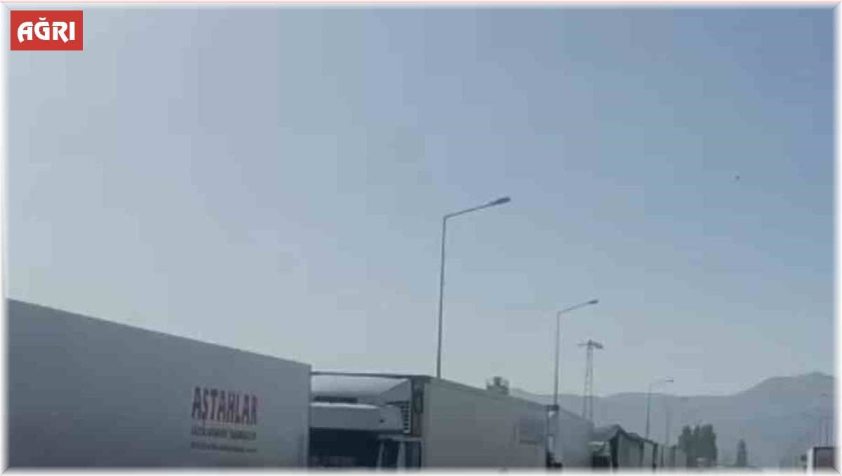 Gürbulak'ta kilometrelerce uzunlukta tır kuyruğu