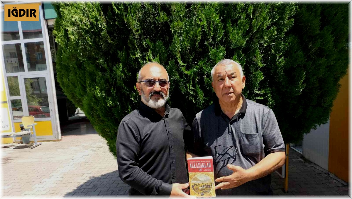 Gürbüz Alkazak, kitabını Serdar Ünsal'a hediye etti
