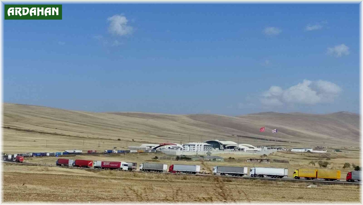 Gürcistan sınırında 8 kilometrelik tır kuyruğu