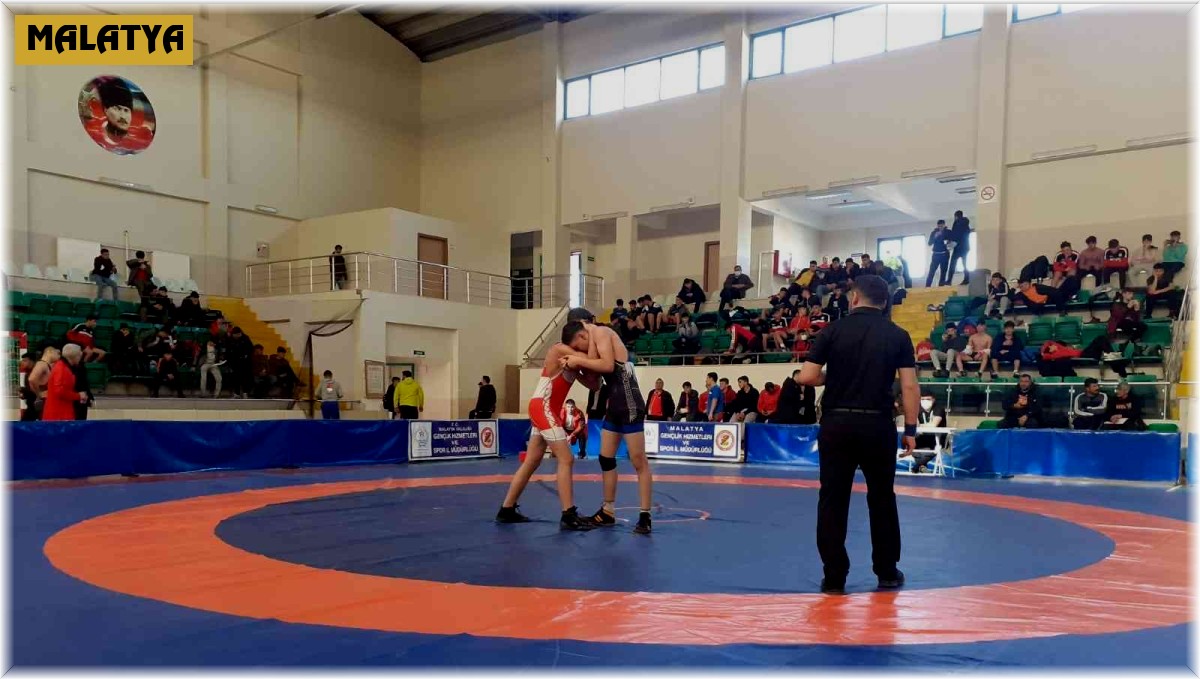 Güreş Grup Şampiyonası çekişmeli başladı