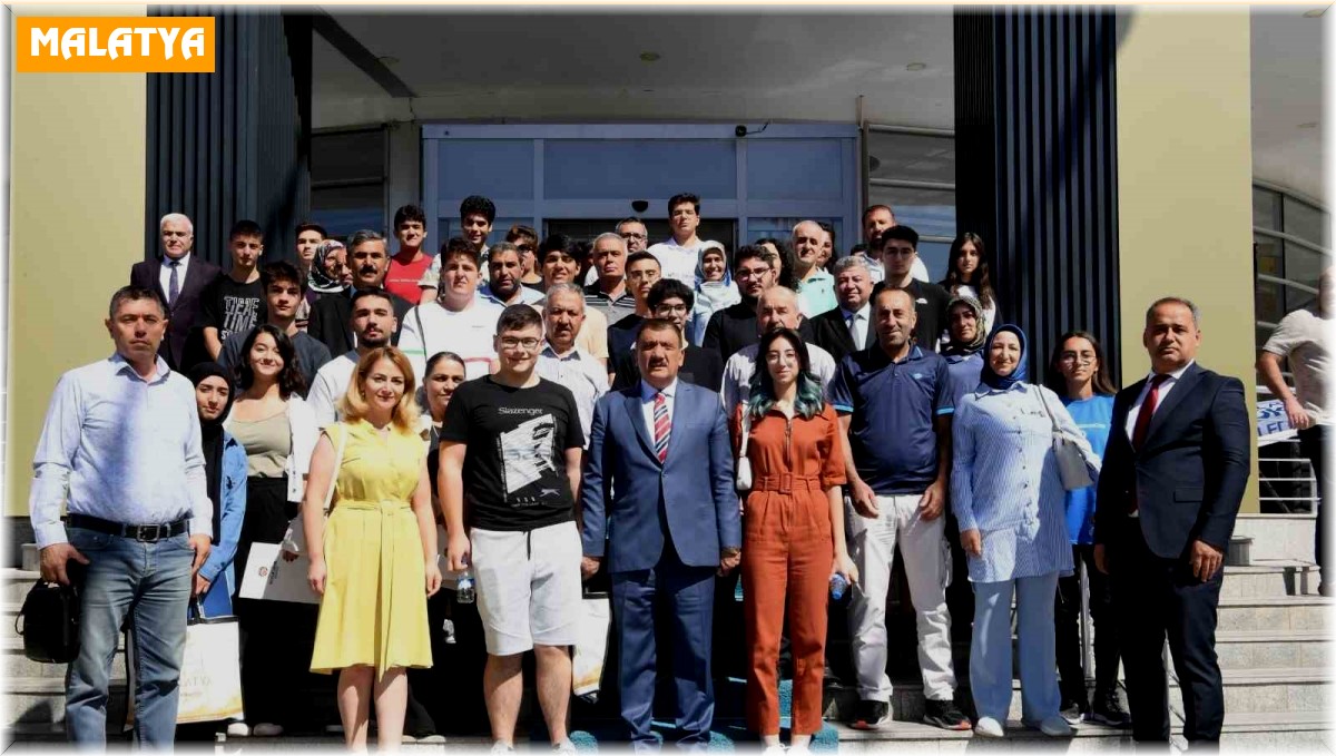Gürkan, YKS'da ilk bine giren öğrencilerle buluştu