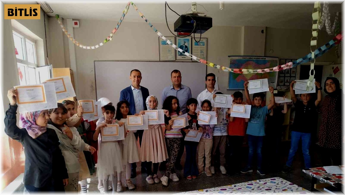 Güroymak'ta 2 bin 397 öğrenci karne heyecanı yaşadı