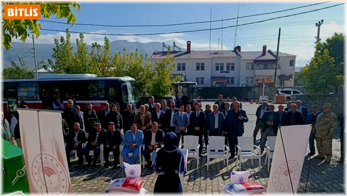 Güroymak'ta çiftçilere 60 ton ekmeklik buğday tohumu dağıtıldı