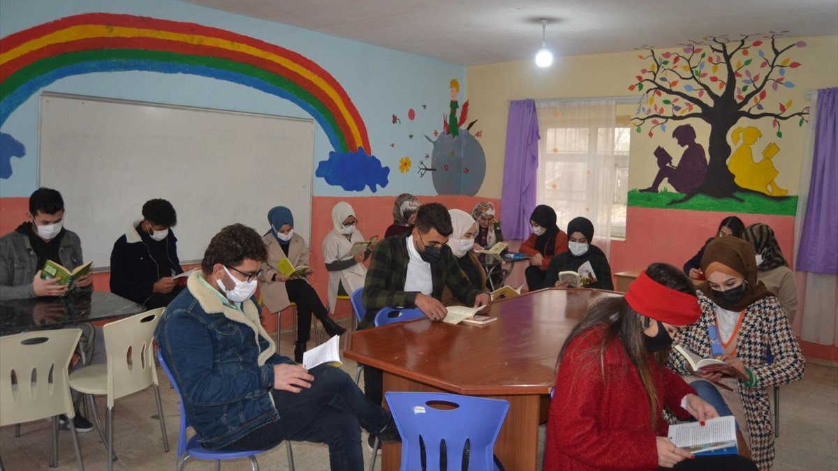 Güroymak'ta gönüllü gençlerden köy okuluna kütüphane