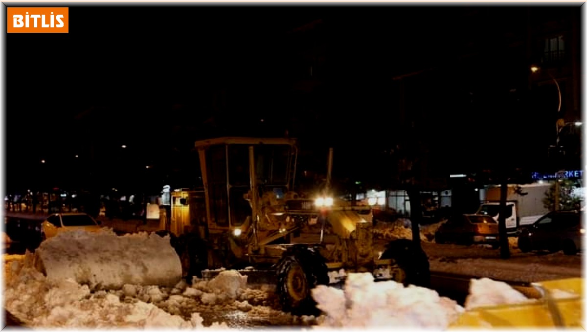 Güroymak'ta kar temizleme çalışmaları devam ediyor