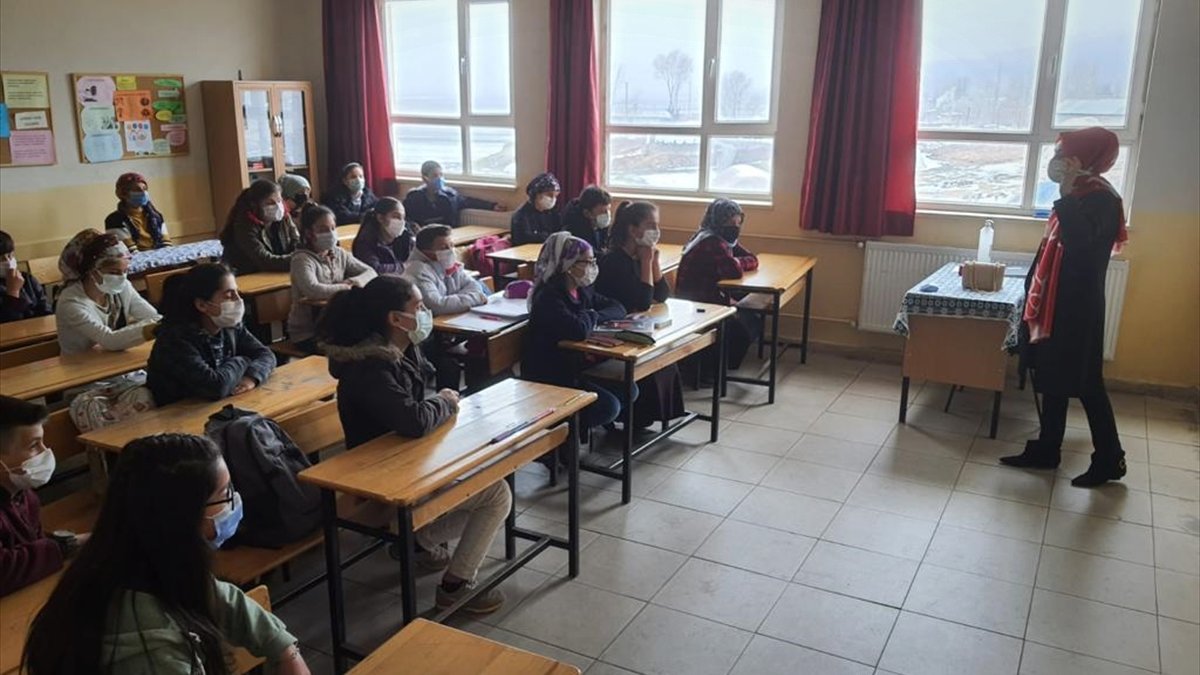 Güroymak'ta köy okulunda kariyer buluşmaları