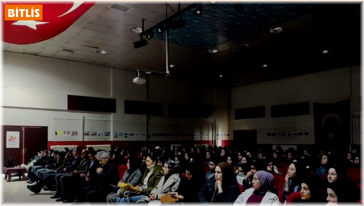 Güroymak'ta öğrenciler için tiyatro gösterisi