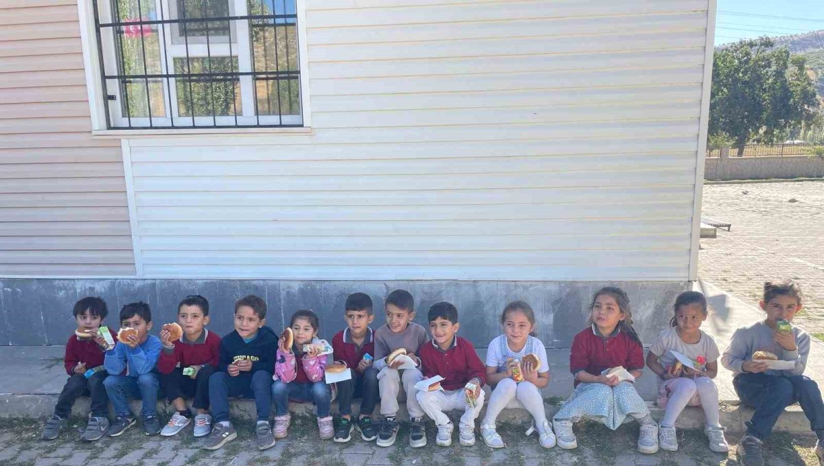 Güroymak'ta öğrencilere simit ve poğaça dağıtıldı