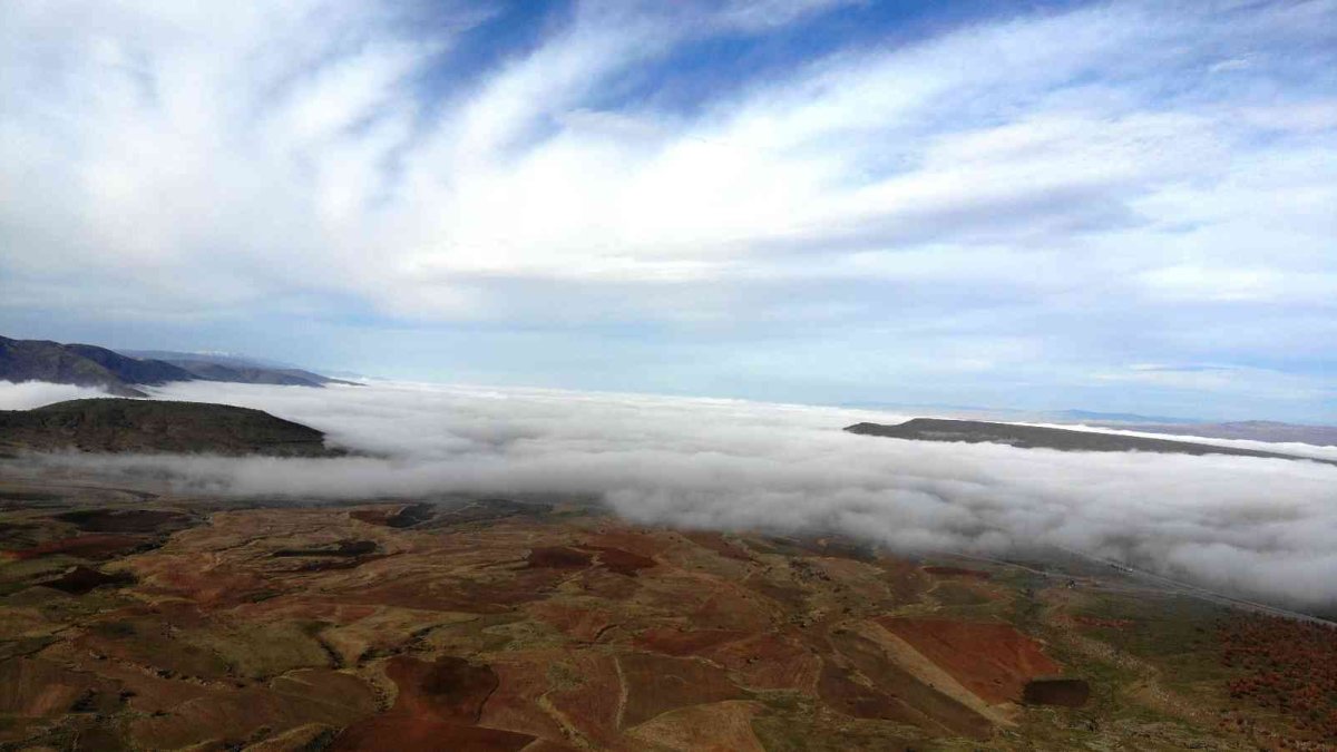 Güroymak'ta oluşan sis bulutu görsel şölen sunuyor