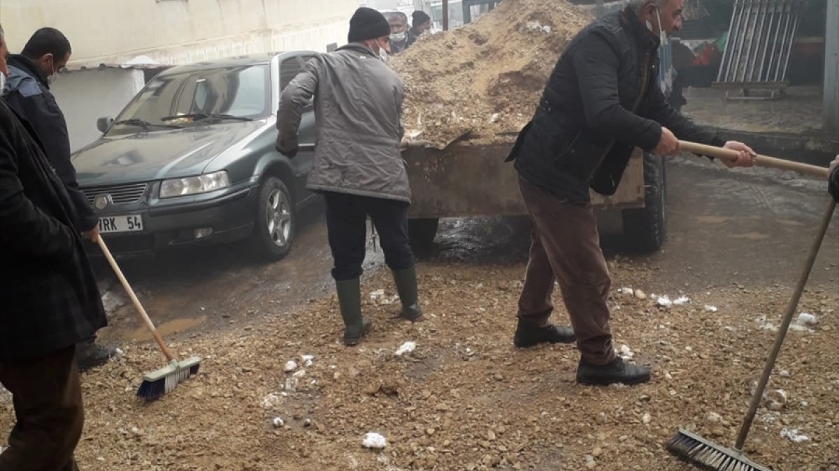 Güroymak'ta tahrip olan yollar onarılıyor