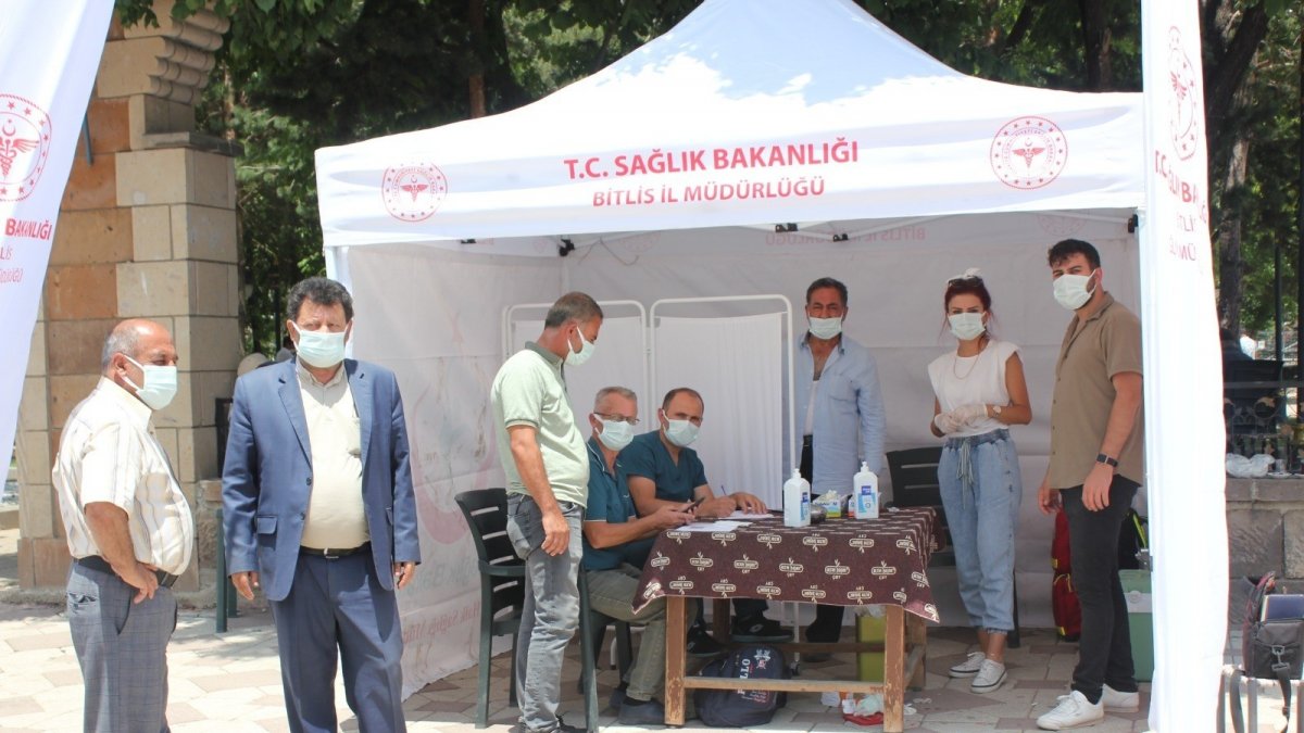 Güroymak'ta vatandaşlar kurulan stantta aşı oldu