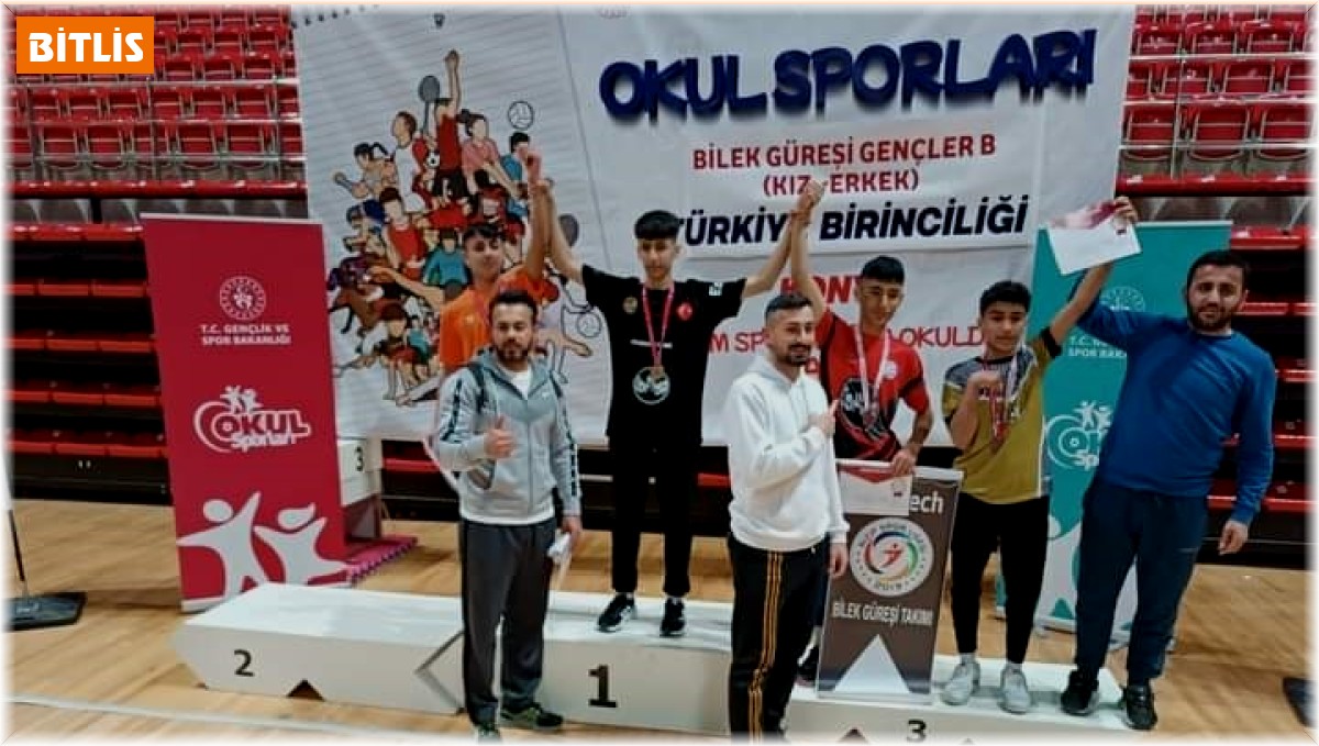 Güroymaklı öğrenci bilek güreşinde Türkiye ikincisi oldu