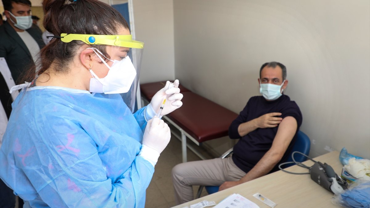 Gürpınar Belediye Başkanı Tanış, Kovid-19 aşısı oldu