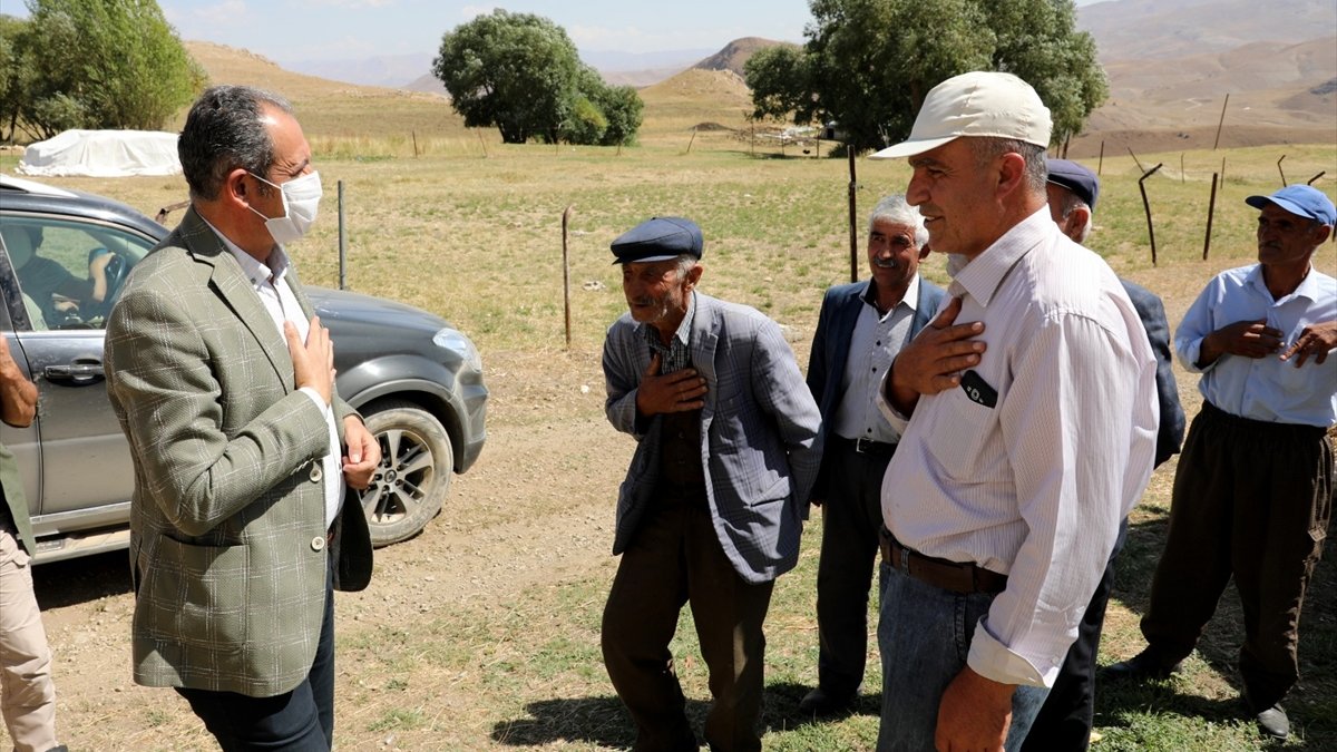 Gürpınar Belediye Başkanı Tanış Norduz bölgesindeki mahalleleri ziyaret etti
