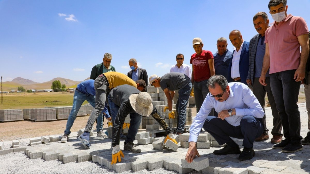Gürpınar Belediyesi 500 bin metrekare parke taşını yollarla buluşturuyor