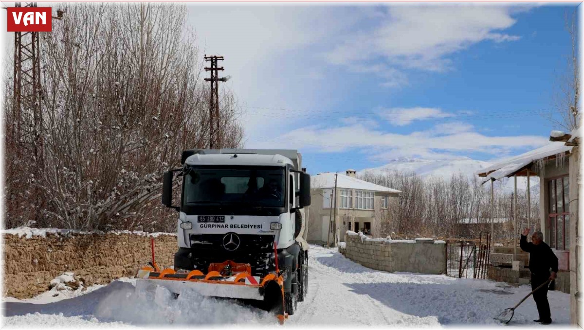 Gürpınar Belediyesi karla mücadele çalışmalarını aralıksız sürdürüyor