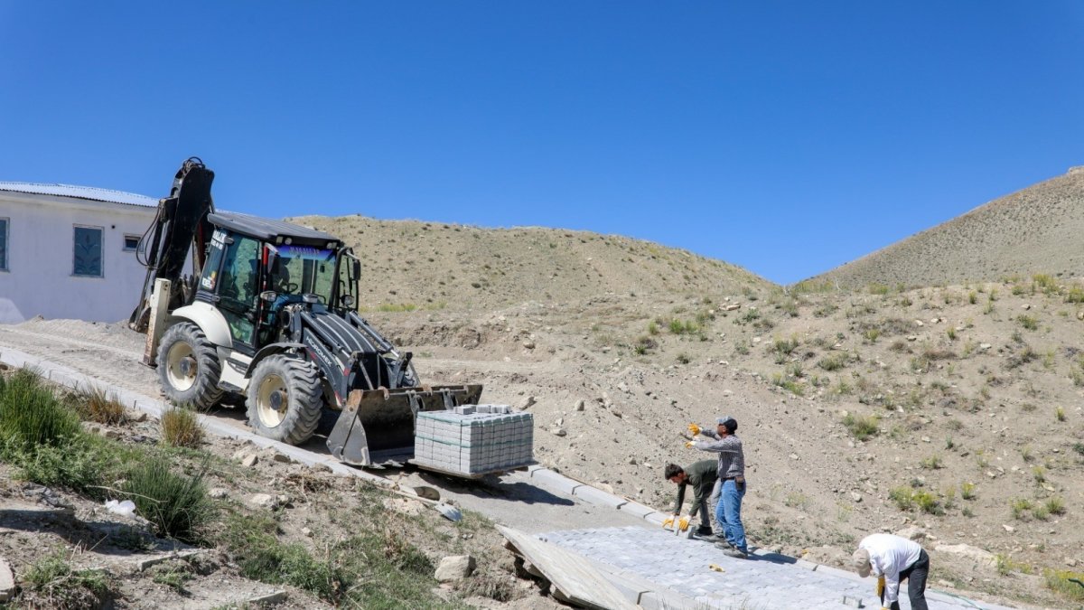 Gürpınar Belediyesi Kaymakam Kadir Çakır Çeşmesini yeniliyor