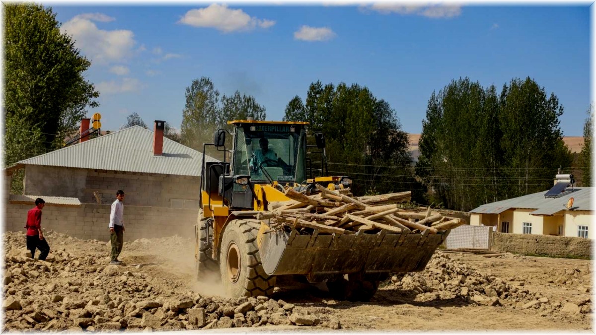 Gürpınar Belediyesi metruk binaların yıkımına devam ediyor