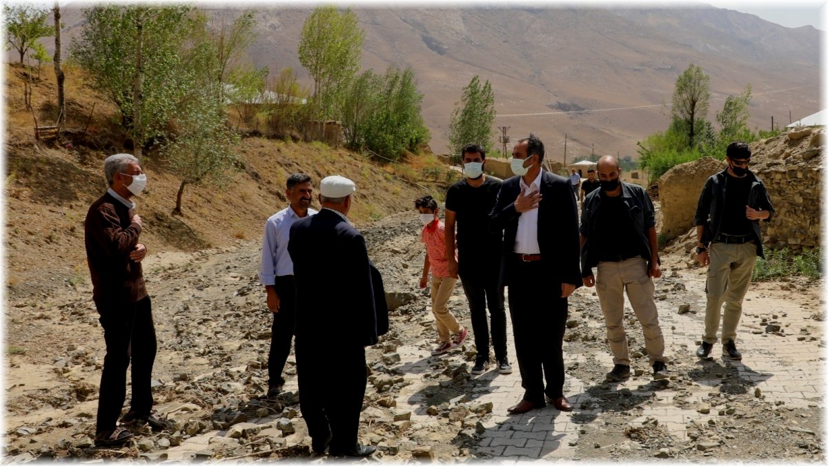 Gürpınar Belediyesi sel bölgesindeki yaraları sarıyor