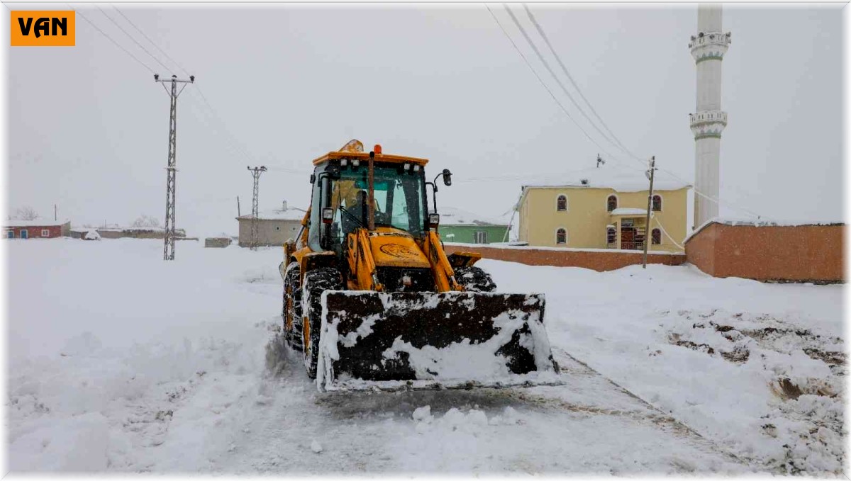 Gürpınar Belediyesinden karla mücadele çalışması