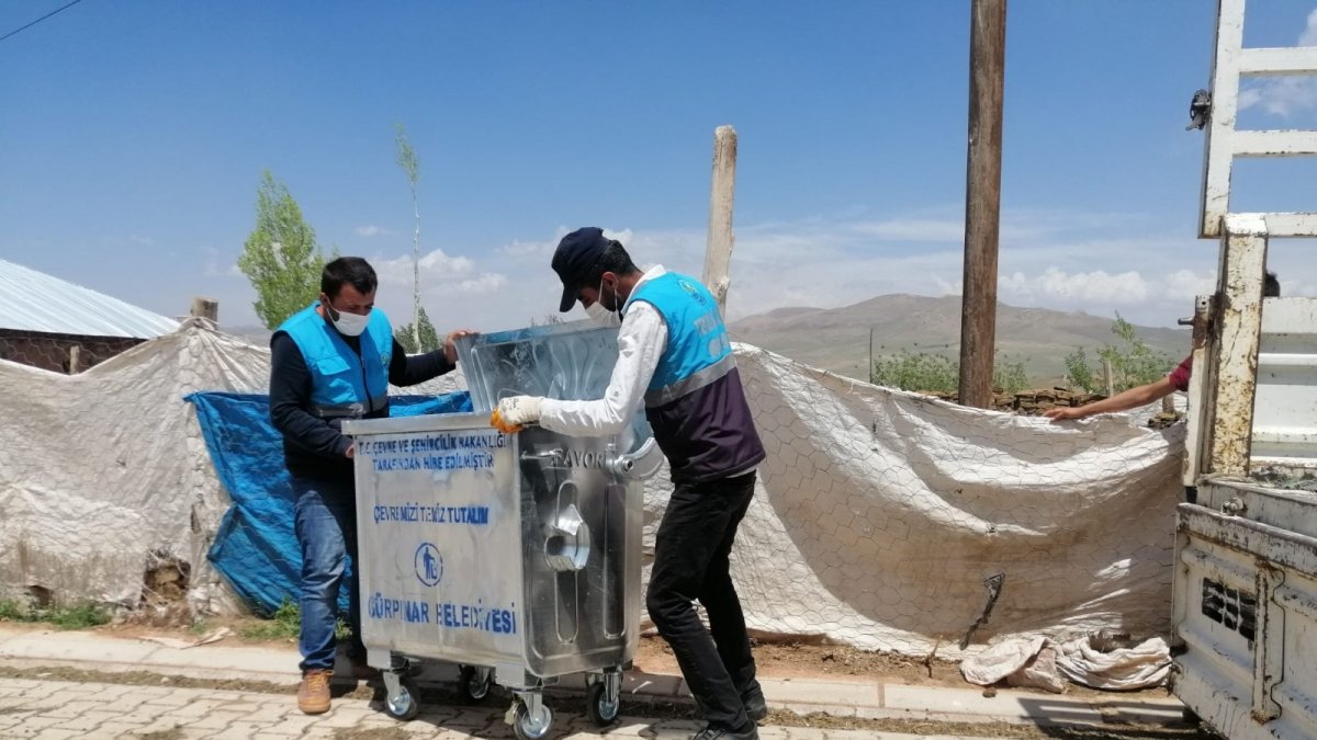 Gürpınar Belediyesinden mahallelere çöp konteyneri