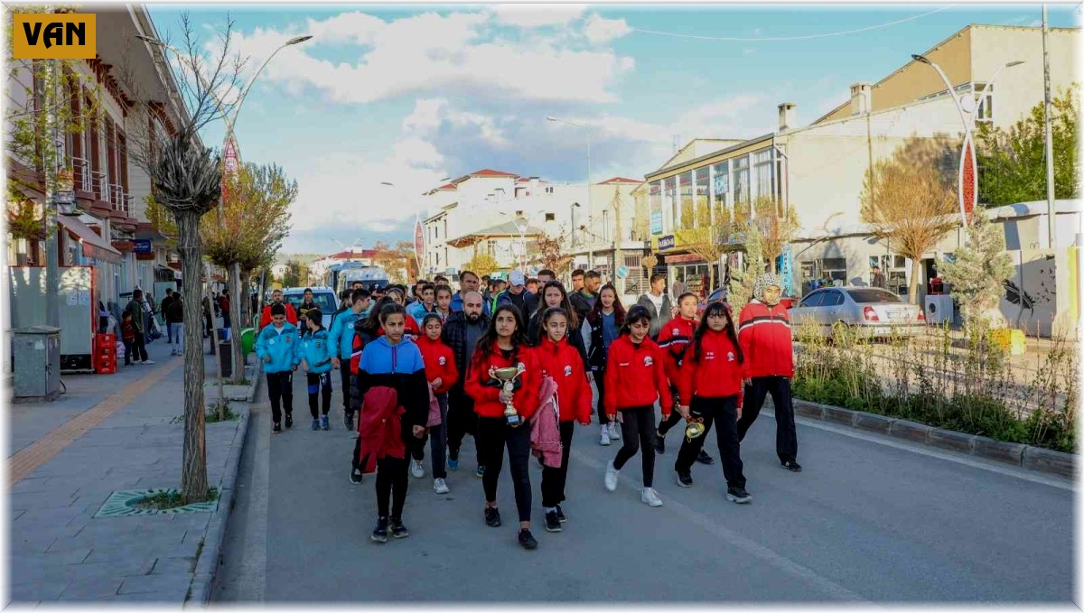 Gürpınar Belediyesinden yıldız sporcular için kutlama gecesi