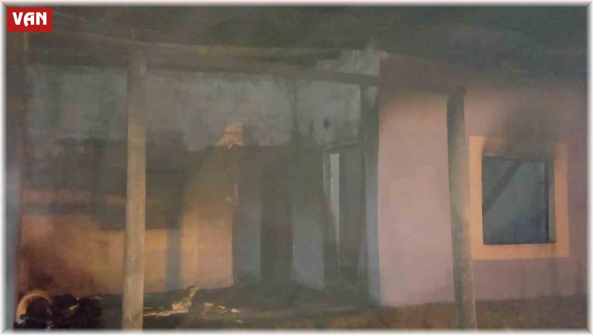 Gürpınar'da alevlere teslim olan ev kullanılamaz hale geldi