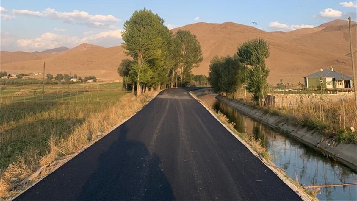 Gürpınar'da kırsal mahalle yolları yenileniyor