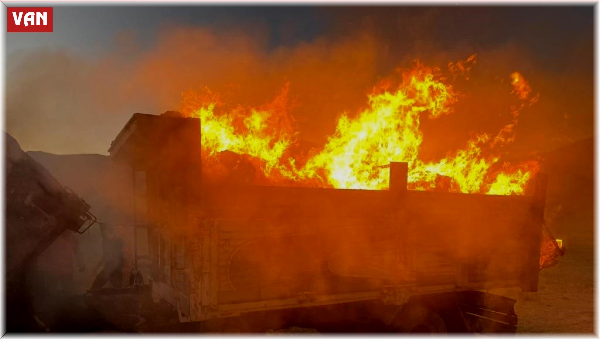 Gürpınar'da ot yüklü kamyon alev alev yandı