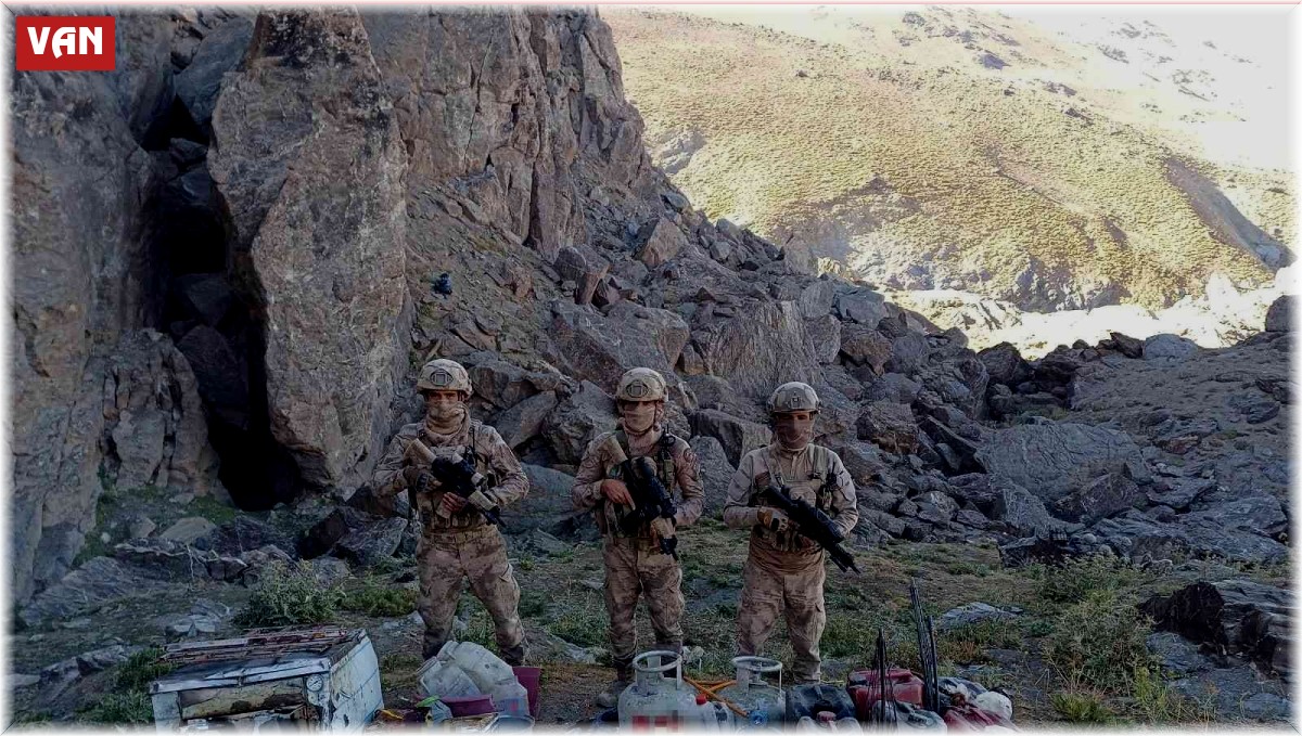 Gürpınar'da PKK'ya ait yaşam malzemeleri ele geçirildi
