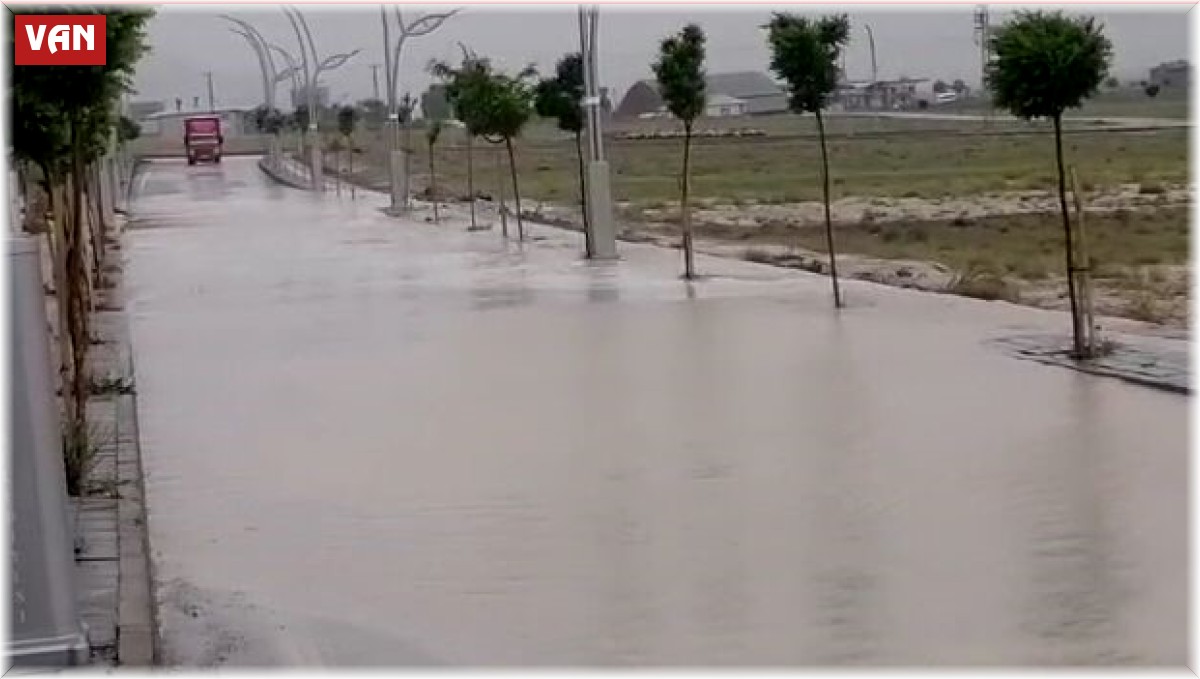 Gürpınar'da sağanak sonrası su taşkınları meydana geldi