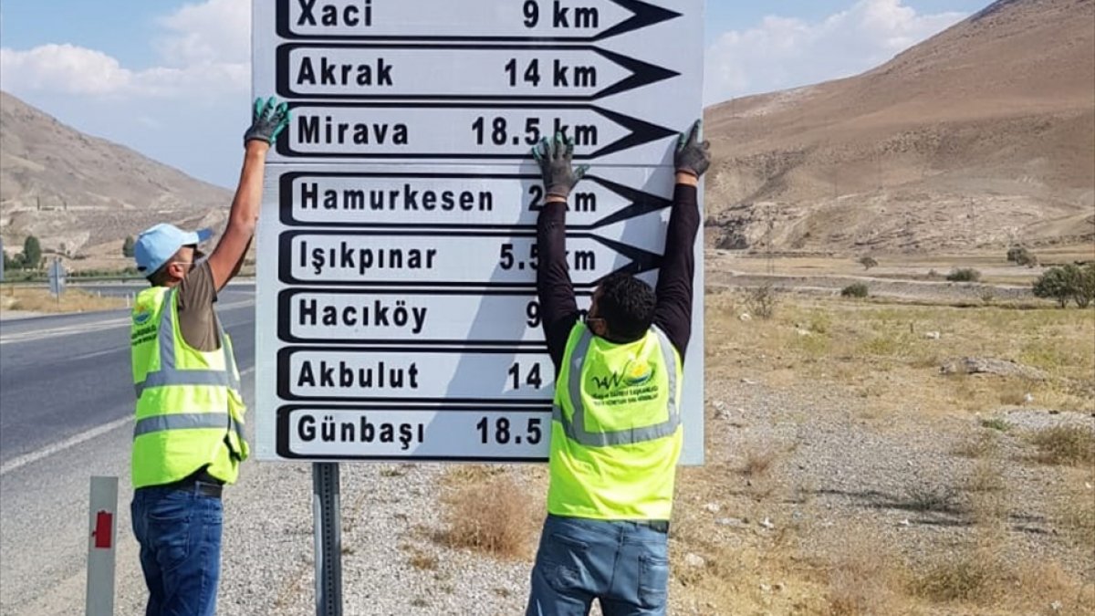 Gürpınar'da tanıtım tabelaları yenilendi