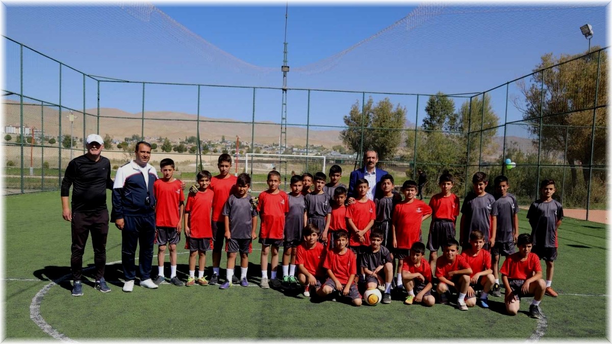 Gürpınar'da tenis kortu ve spor okulu açıldı