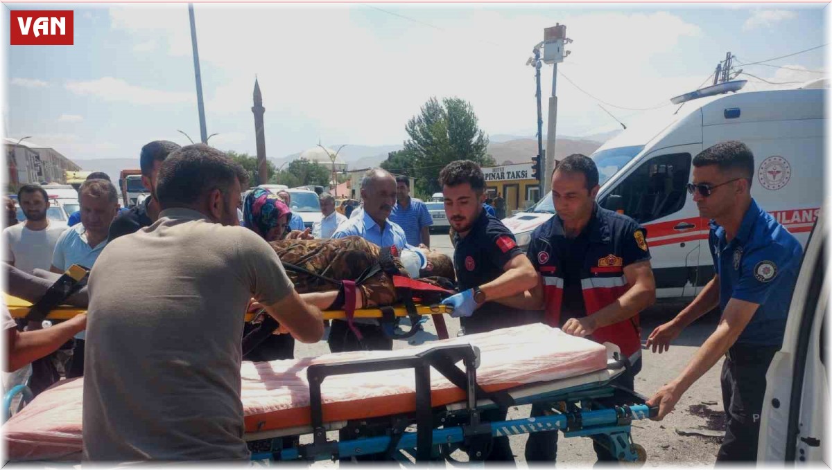 Gürpınar'da trafik kazası: 5 yaralı