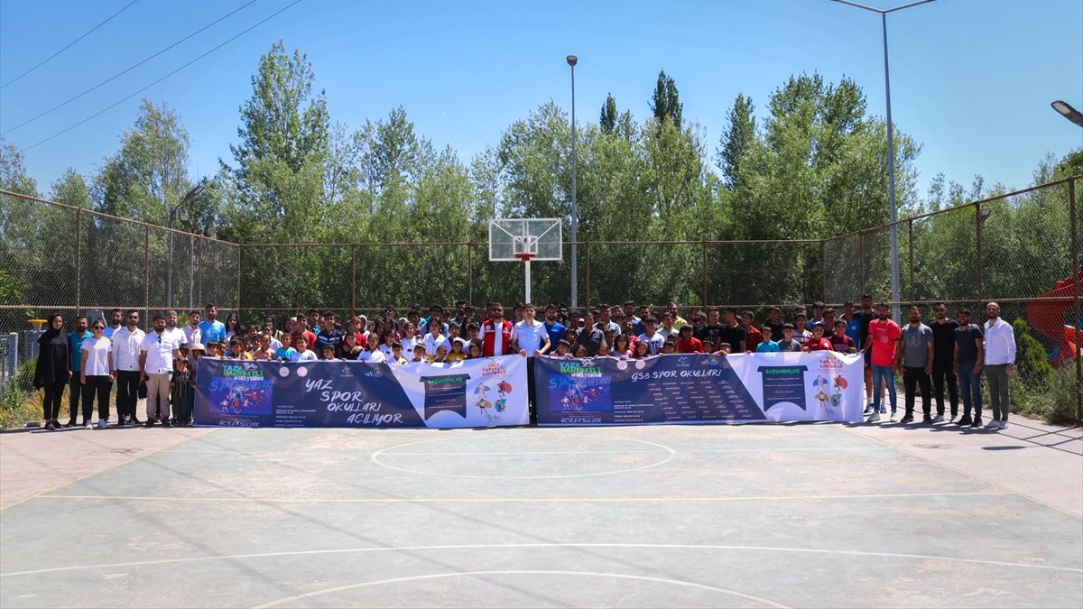 Gürpınar'da yaz spor okulları düzenlenen törenle açıldı