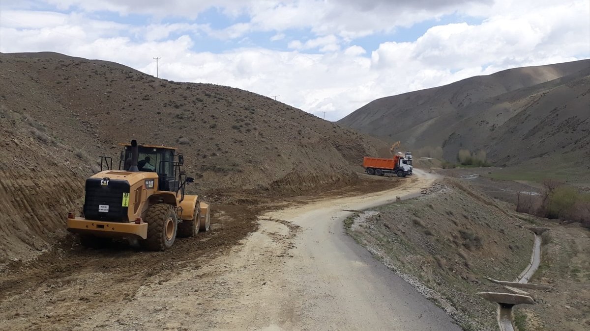 Gürpınar'da yol yapım çalışmaları devam ediyor