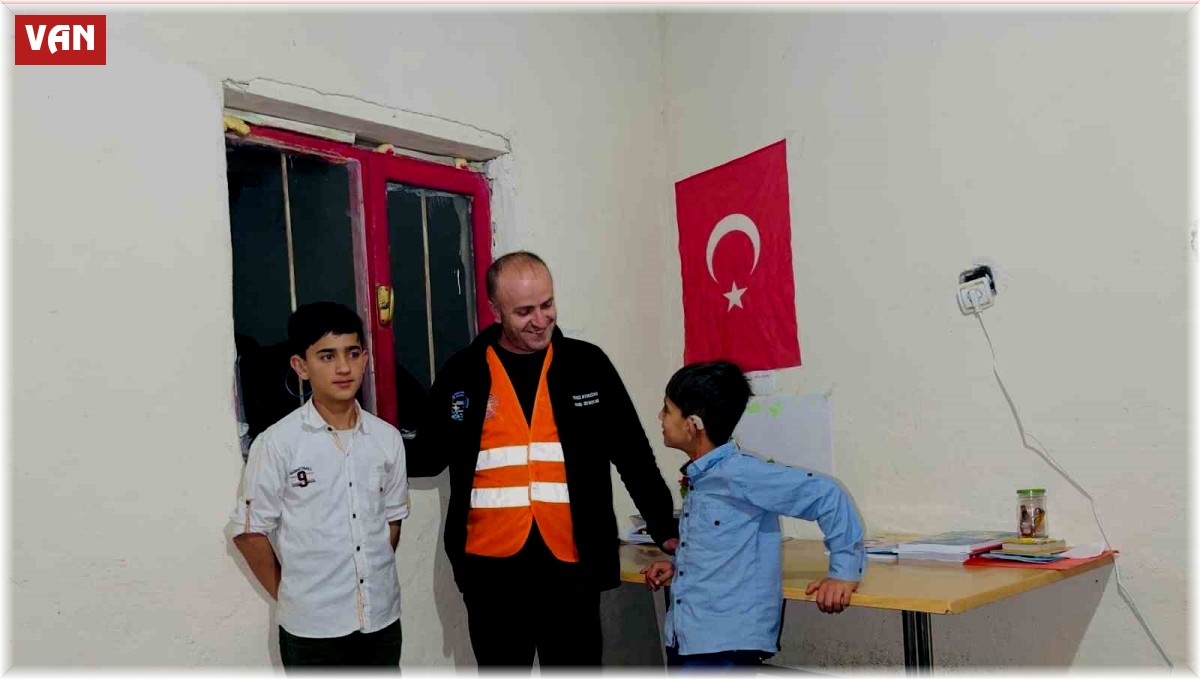 Gürpınar'daki işitme engelli kardeşler sevindirildi